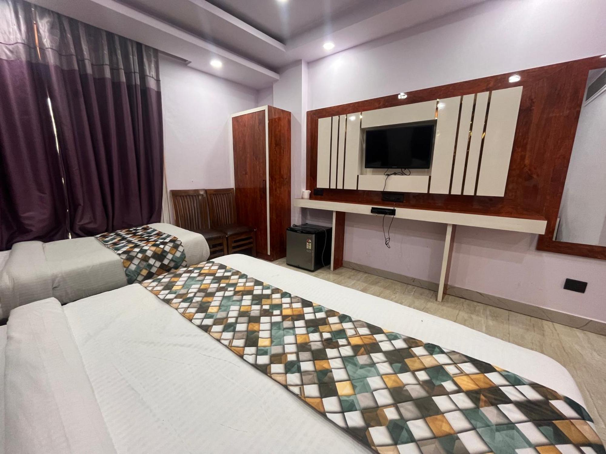 Hotel Embassy Near Rk Ashram Metro New Delhi Exterior photo