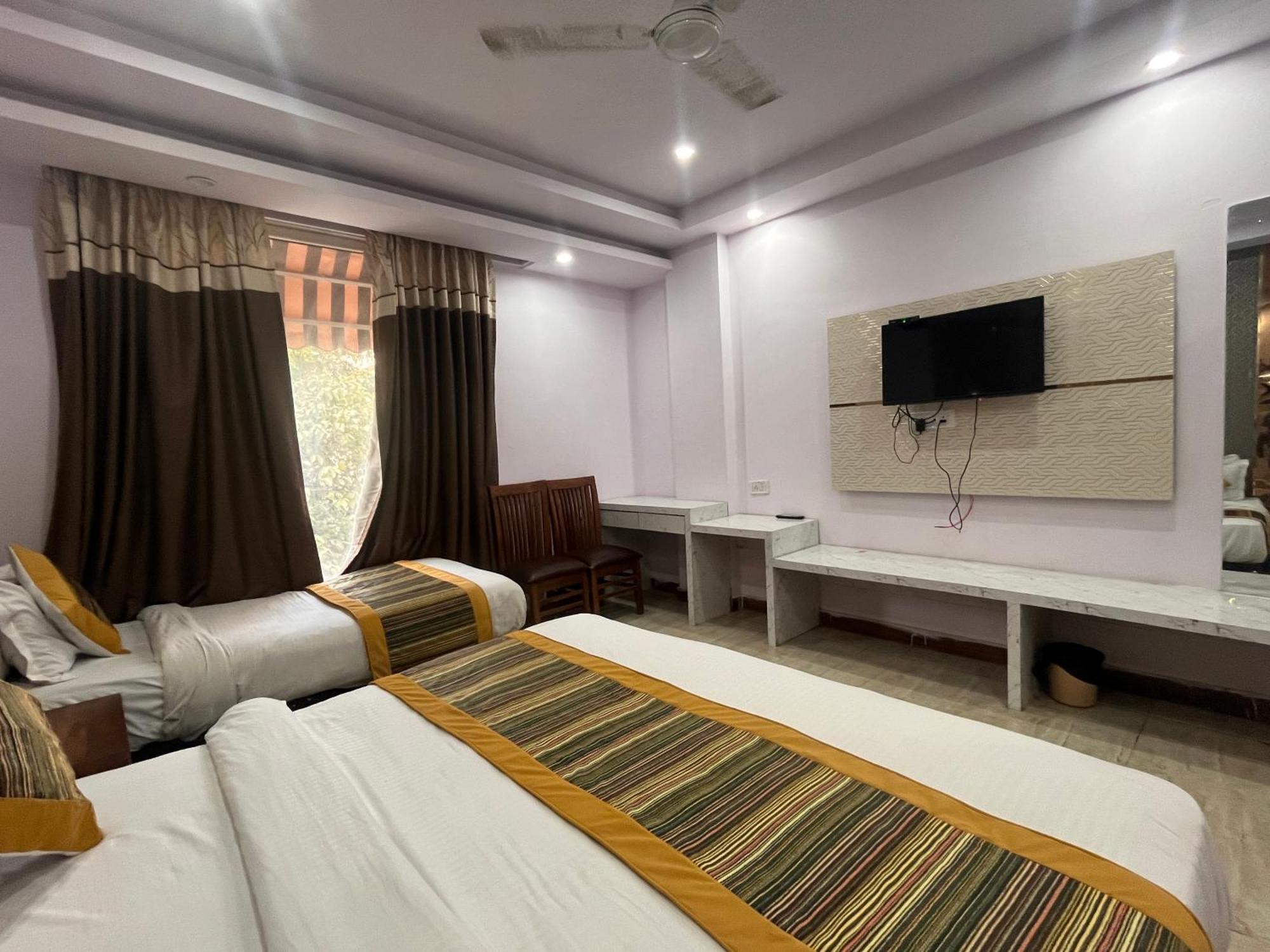 Hotel Embassy Near Rk Ashram Metro New Delhi Exterior photo